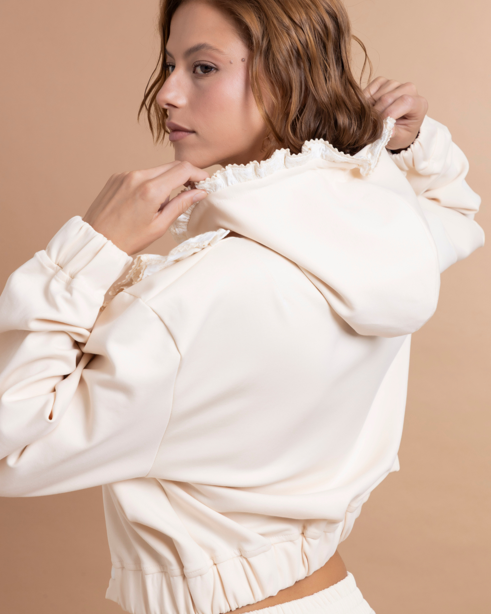 Chaqueta Symbosis Chaqueta deportiva confeccionada en algodón, con fit oversized que aporta comodidad y libertad de movimiento. Presenta botones forrados y funcionales en la parte frontal, y boleros decorativos en la parte superior elaborados en una tela con textura bordada que aporta relieve y detalle al diseño.