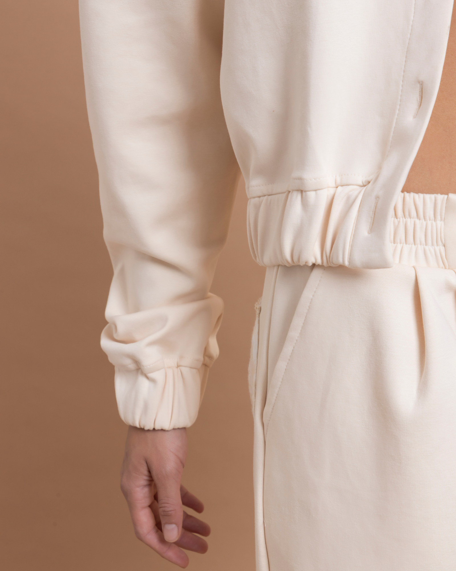 Chaqueta Symbosis Chaqueta deportiva confeccionada en algodón, con fit oversized que aporta comodidad y libertad de movimiento. Presenta botones forrados y funcionales en la parte frontal, y boleros decorativos en la parte superior elaborados en una tela con textura bordada que aporta relieve y detalle al diseño.