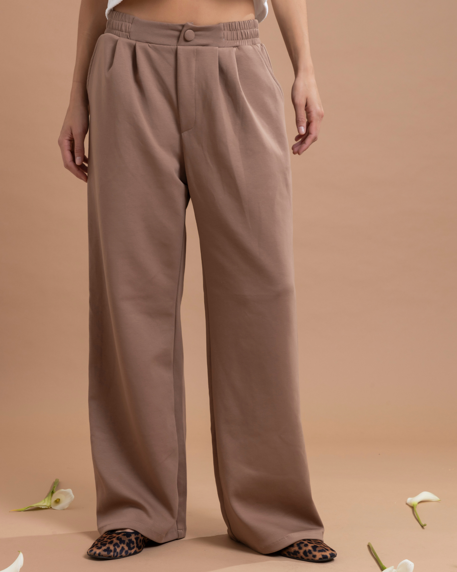 Pantalón con pinzas confeccionado en tela tipo sudadera, que combina comodidad y una apariencia elegante. En la parte posterior cuenta con una ilustración exclusiva de la marca.&nbsp;