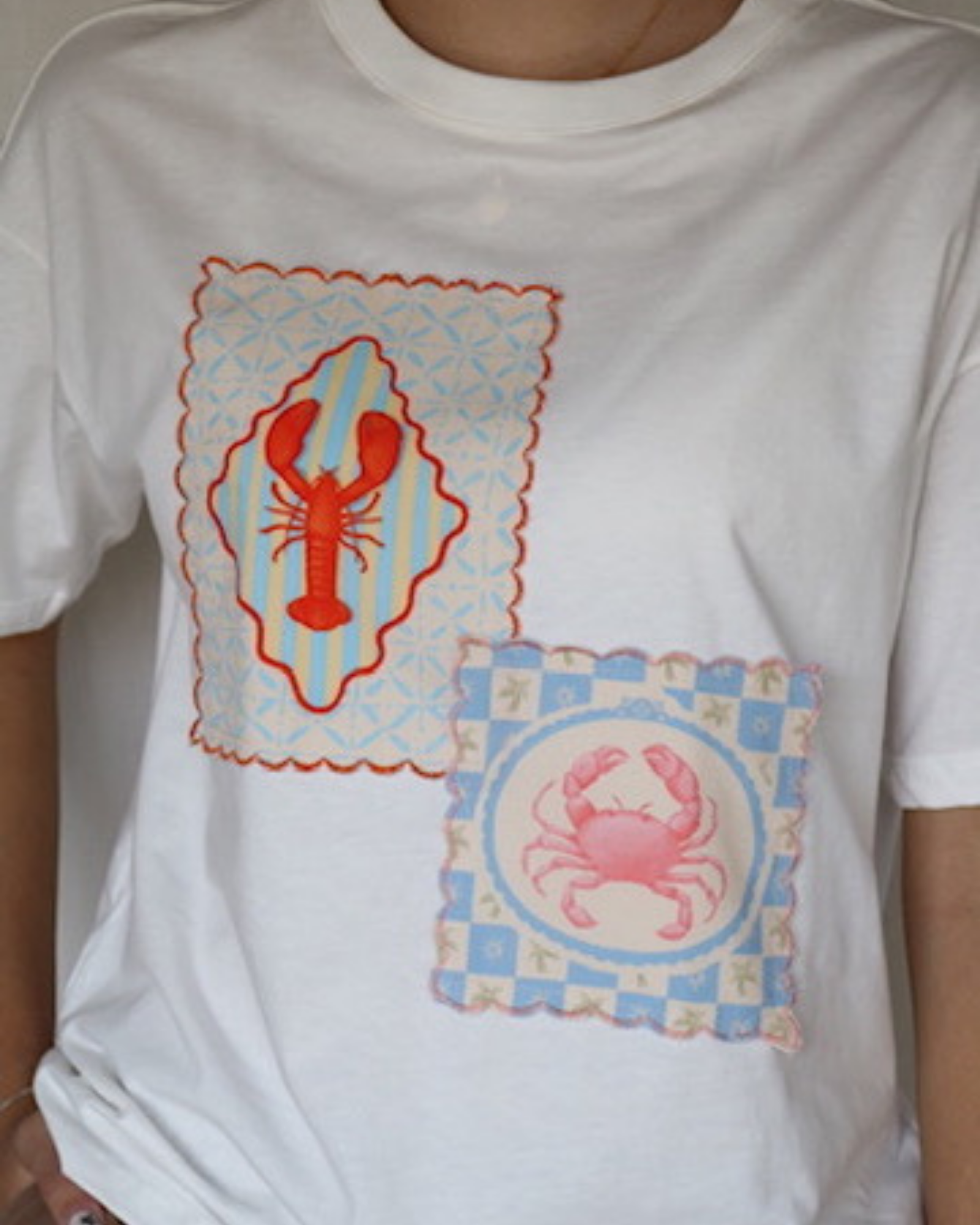 Camiseta oversized confeccionada en algodón peruano, con ilustraciones exclusivas de la marca que reflejan su identidad artística y distintiva.